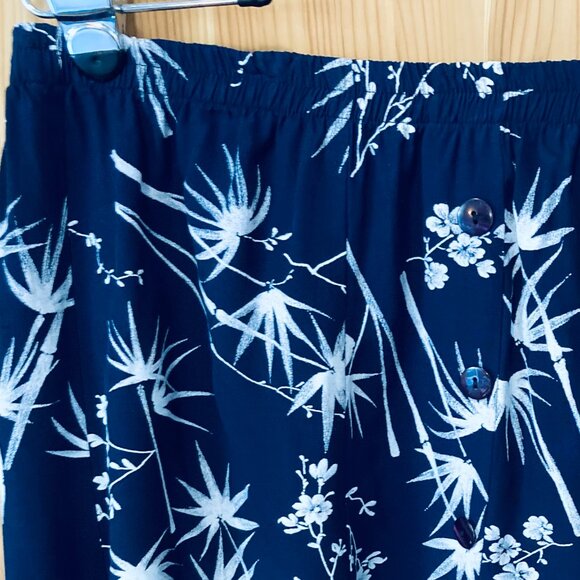 Abifel (European) Short (just above the knee) Skirt L/L+ in rich Navy/White - Picture 3 of 11